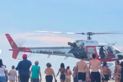 Helicóptero Águia da PM resgata turistas de Diadema em risco de afogamento em Mongaguá