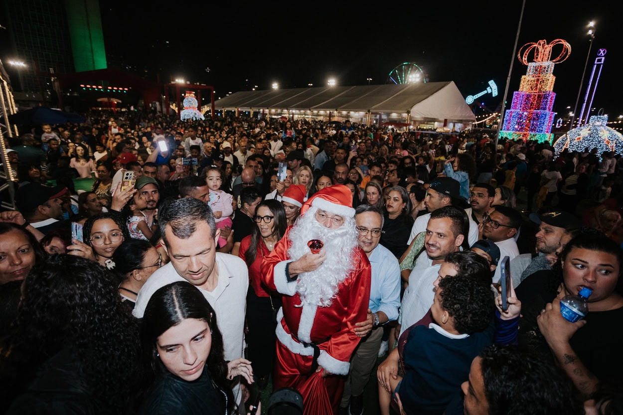 Um Papai Noel que chegou de rapel, neve e a emoção do Natal que contagiou todos os presentes:
