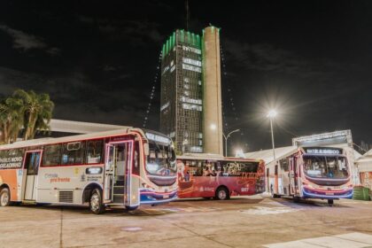 Ônibus temáticos levam população gratuitamente ao Natal Iluminado do Paço Municipal de São Bernardo