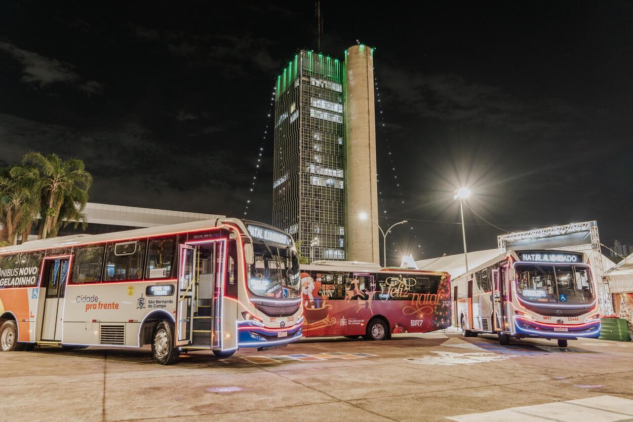 Ônibus temáticos levam população gratuitamente ao Natal Iluminado do Paço Municipal de São Bernardo