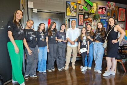 Núcleo de Dança Karen Kihara é recebido no Paço Municipal após destaque em competição internacional