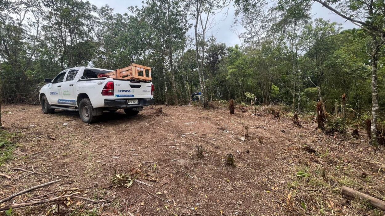 Prefeitura combate invasão de área ambiental no Jardim Santo André
