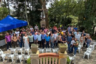 Entre os presentes, representantes de cinco comissões de feirantes que colaboram com o município na reorganização das feiras livres
