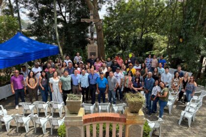 Entre os presentes, representantes de cinco comissões de feirantes que colaboram com o município na reorganização das feiras livres