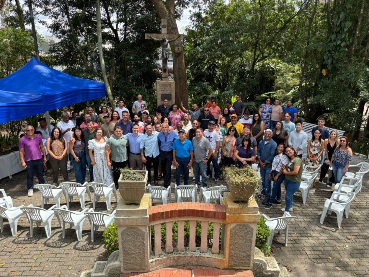 Entre os presentes, representantes de cinco comissões de feirantes que colaboram com o município na reorganização das feiras livres