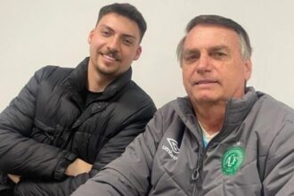 Bolsonaro passa por novo procedimento de urgência para conter soluços; filho Renan relata tensão