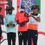 Atleta brasileiro Fábio Jesus Correia comemora terceiro lugar da categoria masculina da 100ª Corrida Internacional de São Silvestre. Foto: Paulo Pinto/Agência Brasil