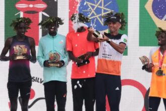 Atleta brasileiro Fábio Jesus Correia comemora terceiro lugar da categoria masculina da 100ª Corrida Internacional de São Silvestre. Foto: Paulo Pinto/Agência Brasil