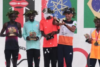Atleta brasileiro Fábio Jesus Correia comemora terceiro lugar da categoria masculina da 100ª Corrida Internacional de São Silvestre. Foto: Paulo Pinto/Agência Brasil