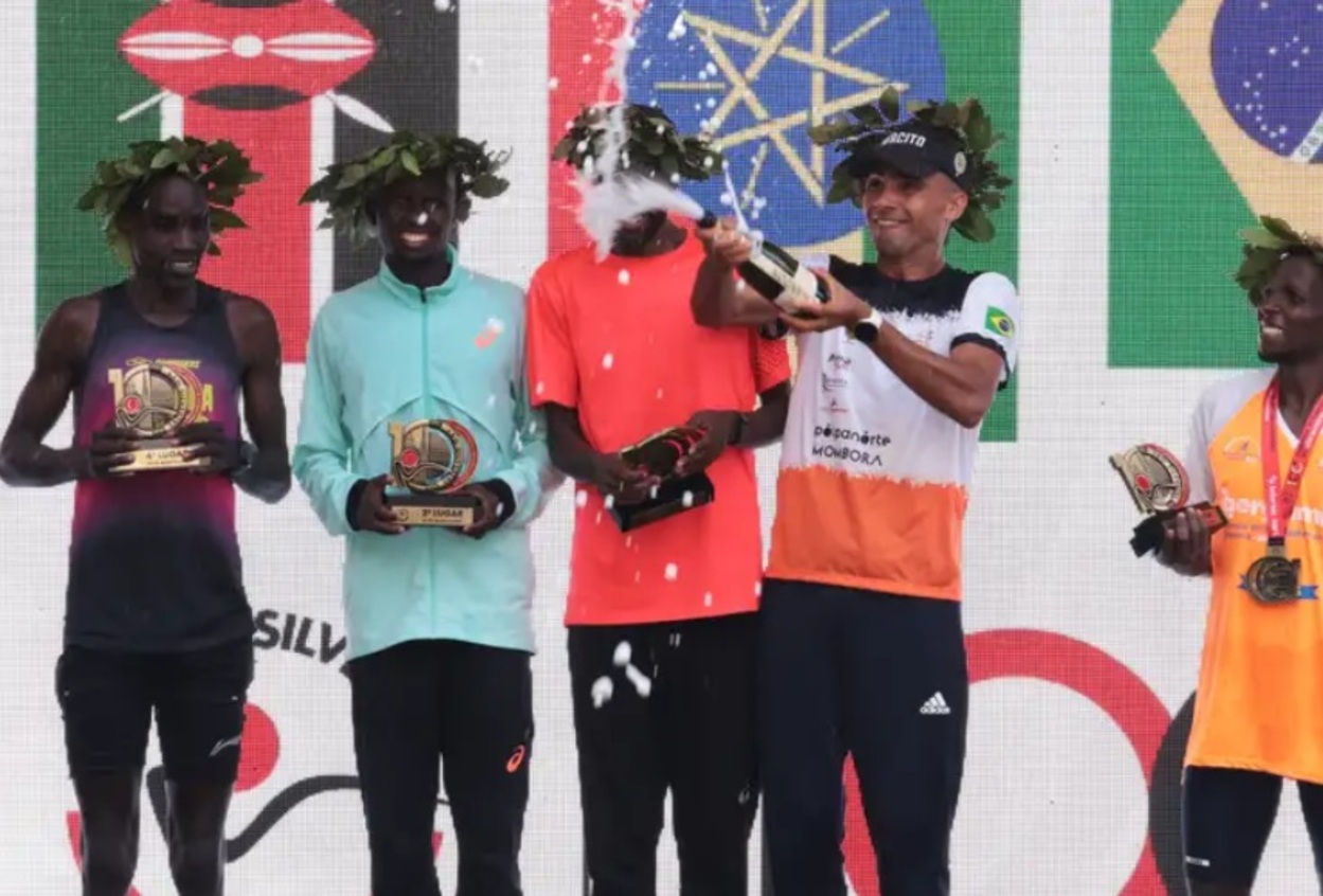 Atleta brasileiro Fábio Jesus Correia comemora terceiro lugar da categoria masculina da 100ª Corrida Internacional de São Silvestre. Foto: Paulo Pinto/Agência Brasil
