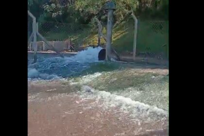 Em São Bernardo, vazamento de água mobiliza equipes da Sabesp no Jardim Silvina