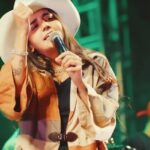 Yasmin Santos comanda a contagem regressiva em festa gratuita que começa às 14h; público pode colaborar com a doação de alimentos