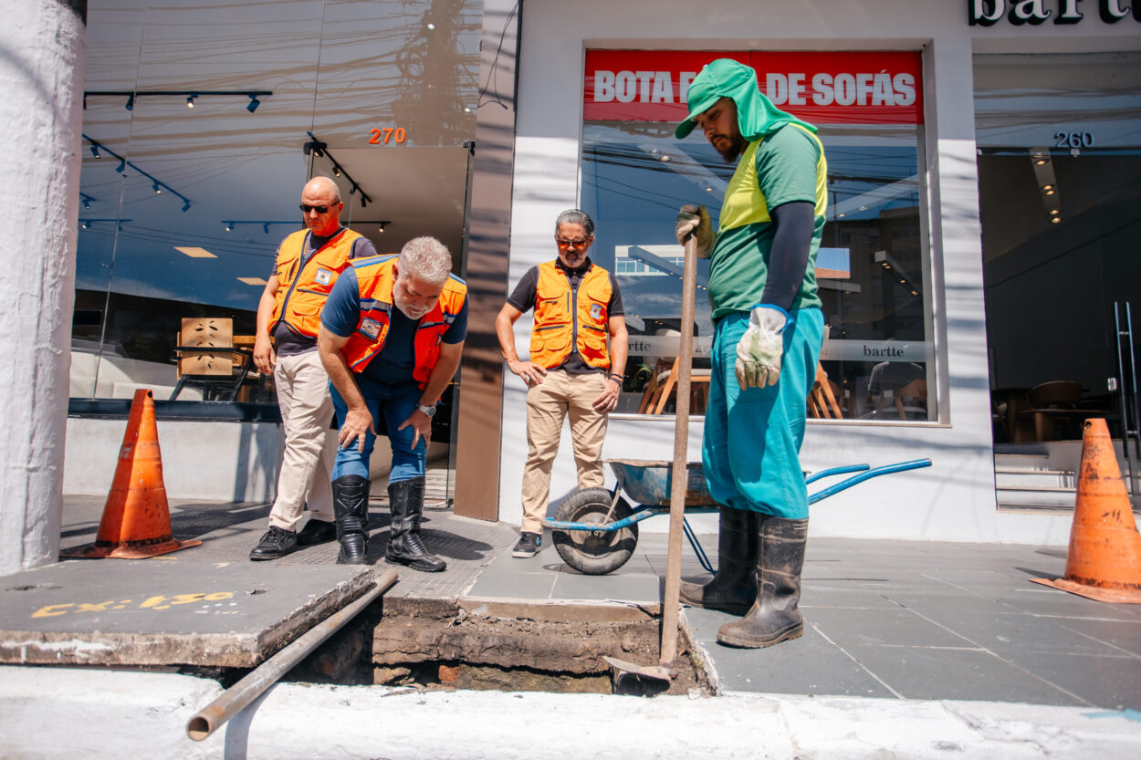 São Bernardo realiza ação integrada de prevenção a alagamentos com a limpeza de bocas de lobo na região central