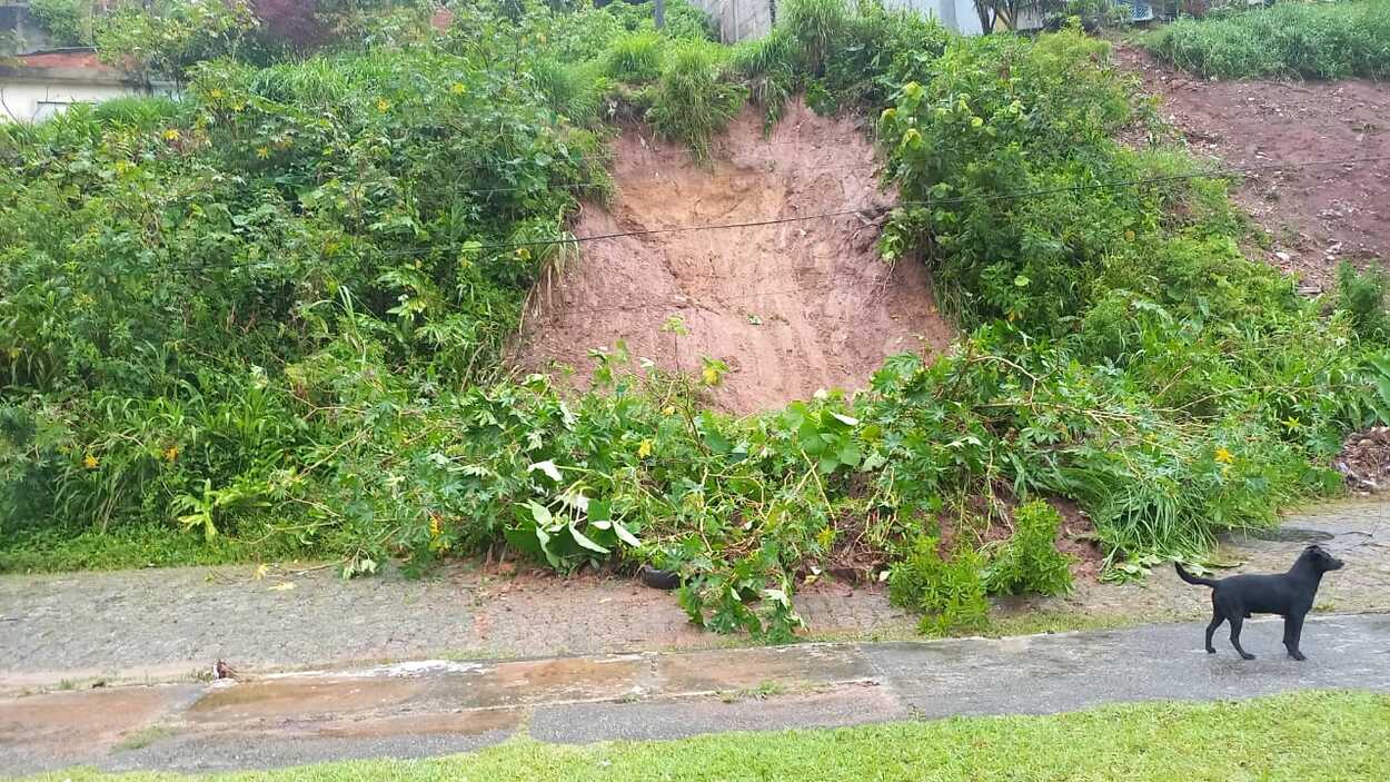 Em Rio Grande da serra, Avenida São Paulo teve deslizamento de Terra.