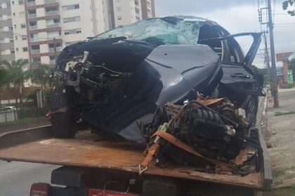 Colisão de carro em poste deixa dois jovens gravemente feridos em Santo André