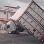 Caminhão tomba na divisa de SP e São Caetano após quebra de eixo