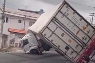 Caminhão tomba na divisa de SP e São Caetano após quebra de eixo