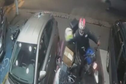 Câmera de segurança flagra furto de capacete em plena avenida em São Bernardo