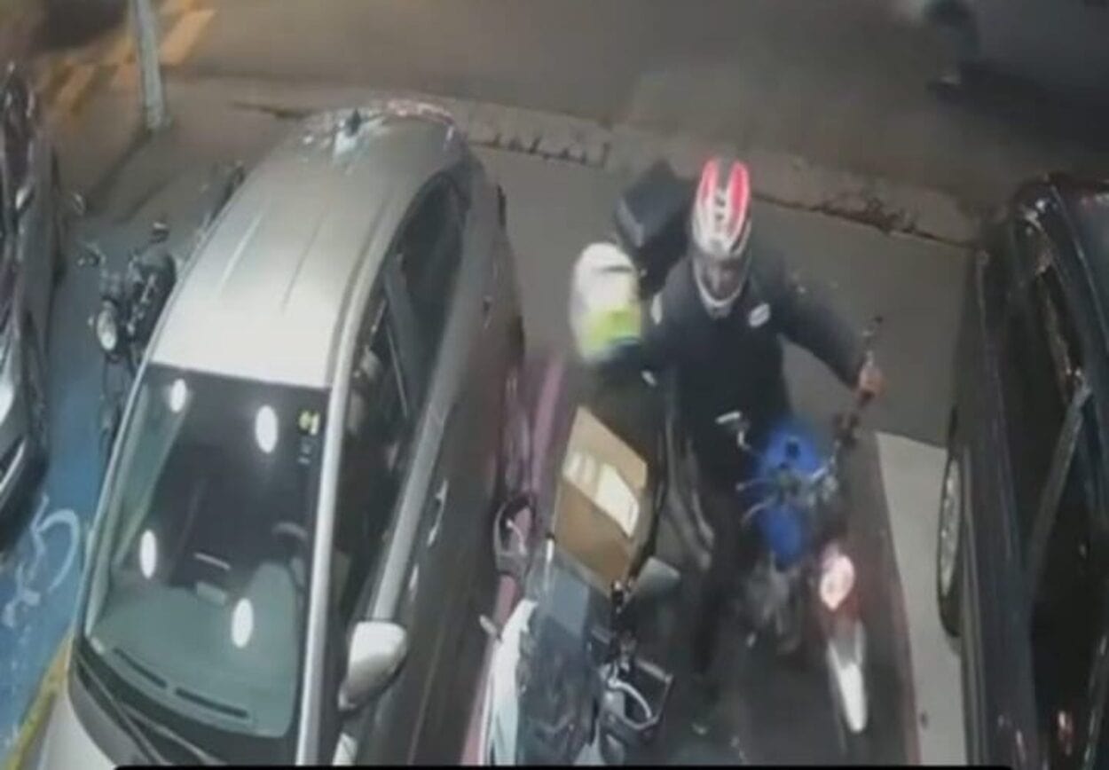 Câmera de segurança flagra furto de capacete em plena avenida em São Bernardo