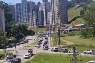 Trânsito na Anchieta sobrecarrega ruas do Jardim Silvina neste sábado