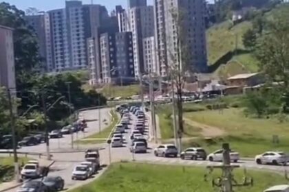 Trânsito na Anchieta sobrecarrega ruas do Jardim Silvina neste sábado