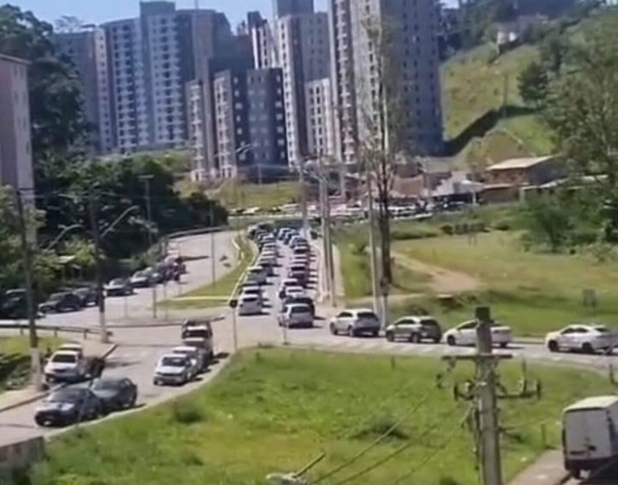 Trânsito na Anchieta sobrecarrega ruas do Jardim Silvina neste sábado