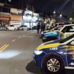 nos bairros Jardim Detroit e Carminha, em São Bernardo do Campo, resultou na apreensão de 11 veículos, sendo 4 carros e 7 motocicletas, e na autuação de 21 pessoas.