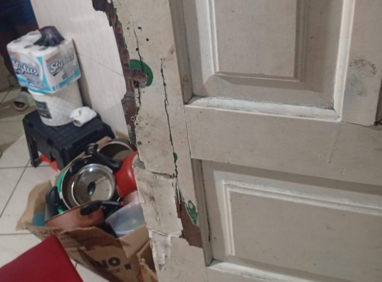Homem arromba porta da casa da ex-esposa em Diadema e faz quebradeira geral.