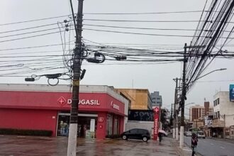 Fio solto provoca queda de motociclistas e mobiliza socorro no Centro de São Bernardo