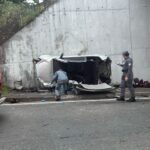 Carro cai de viaduto e capota na Rodovia Anchieta em São Bernardo