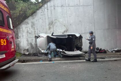 Carro cai de viaduto e capota na Rodovia Anchieta em São Bernardo