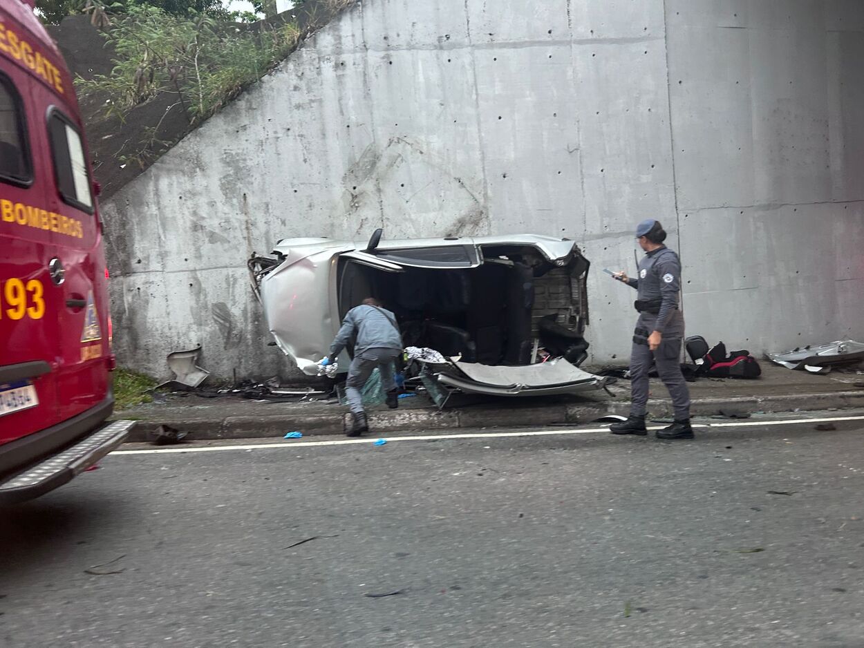 Carro cai de viaduto e capota na Rodovia Anchieta em São Bernardo