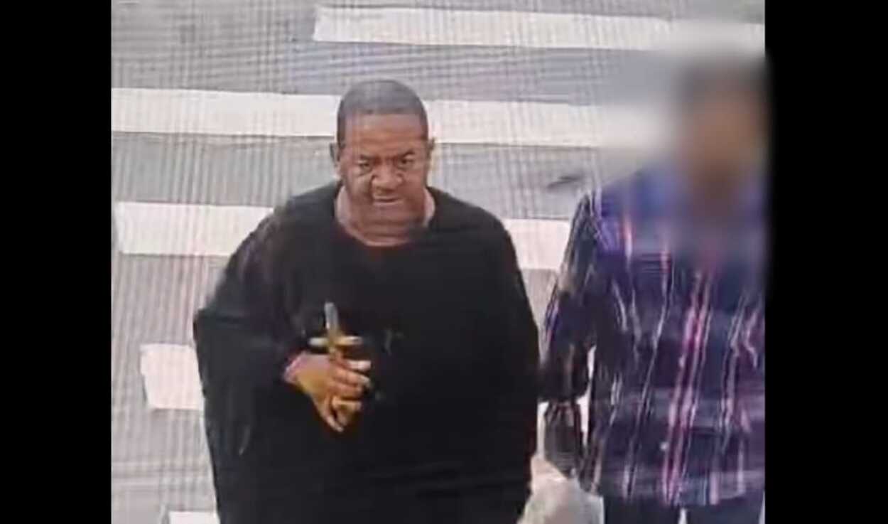 Câmeras de reconhecimento facial do COI flagraram foragido andando por vias da Vila Pires vestido de padre para disfarçar 