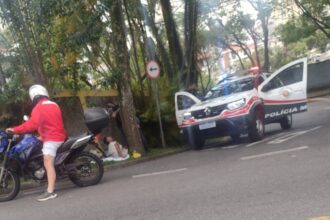 Casal é flagrado em ato íntimo em calçada na Vila Euclides; PM é acionada