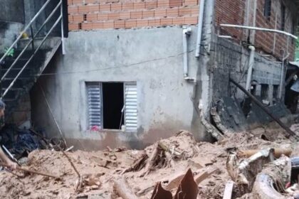Deslizamento destrói casa e soterra jovem durante temporal em Mauá