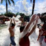 Banho de espuma transforma tarde de sábado em diversão na Área Verde em São Bernardo