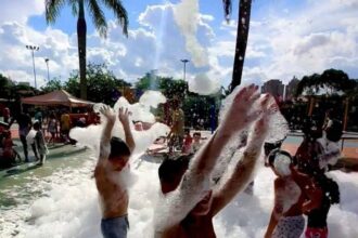 Banho de espuma transforma tarde de sábado em diversão na Área Verde em São Bernardo