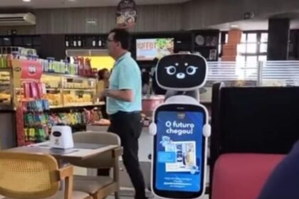 Padaria de São Bernardo inova com robô e faz sucesso na web