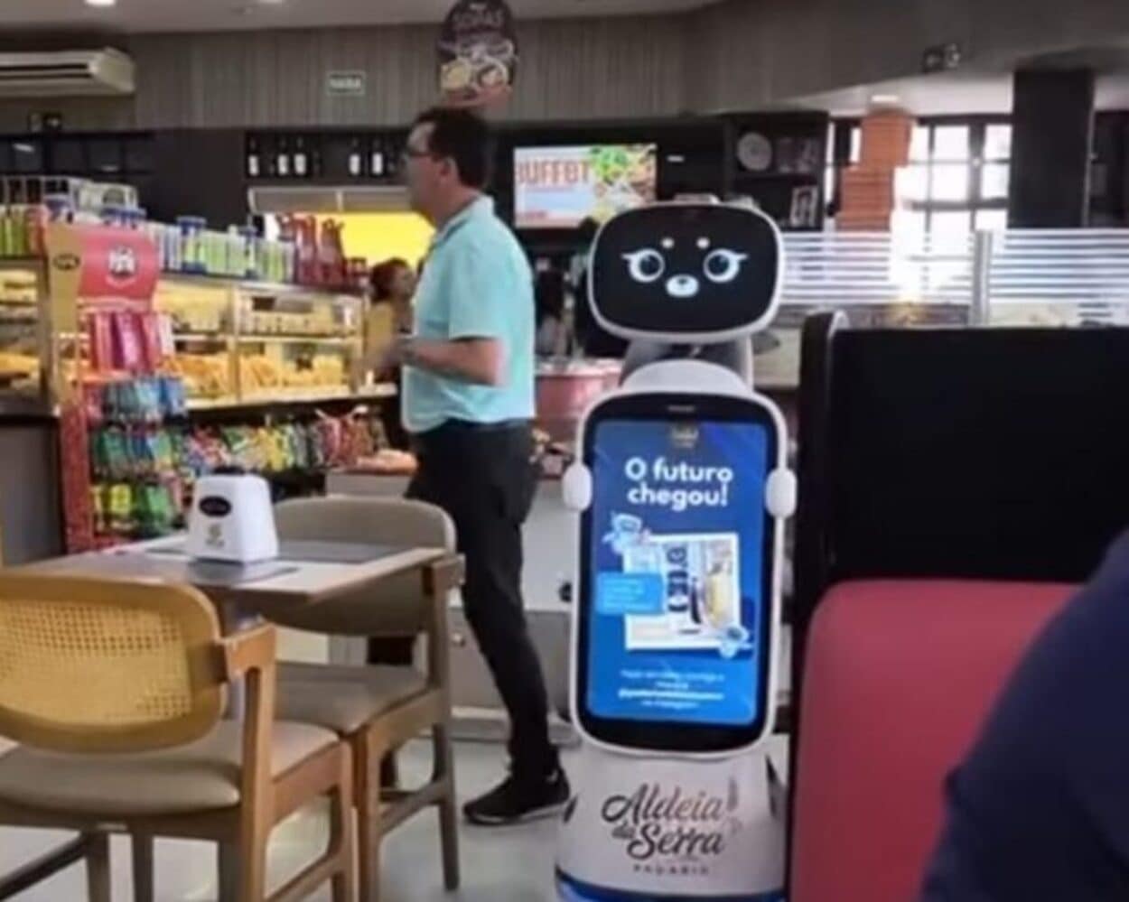 Padaria de São Bernardo inova com robô e faz sucesso na web