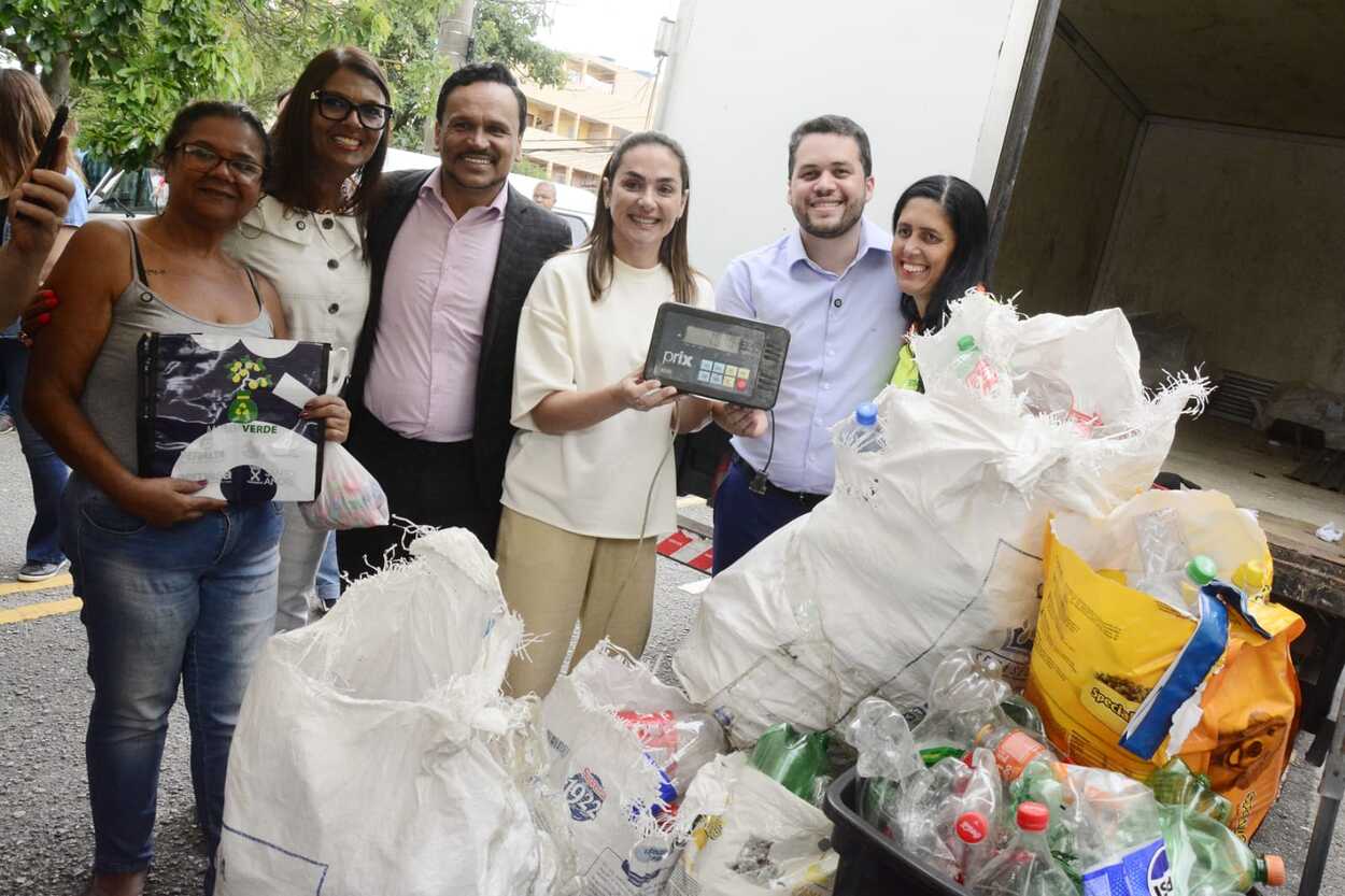 Iniciativa transforma resíduos recicláveis em alimentos e ração, beneficiando cerca de 200 famílias e celebrando os 40 anos do Aterro Municipal