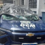 Viatura da GCM capota após colisão no Jardim Zaíra, em Mauá