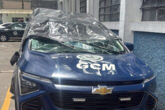 Viatura da GCM capota após colisão no Jardim Zaíra, em Mauá