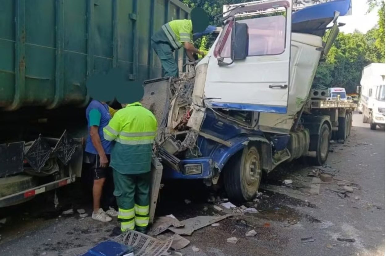 Engavetamento entre carretas e caminhão trava Rodovia Anchieta