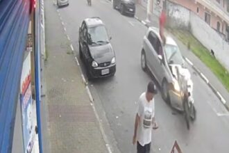 Adolescente foge da GCM, pilota na contramão e causa acidente no Centro de Rio Grande da Serra