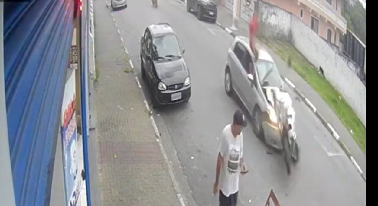 Adolescente foge da GCM, pilota na contramão e causa acidente no Centro de Rio Grande da Serra