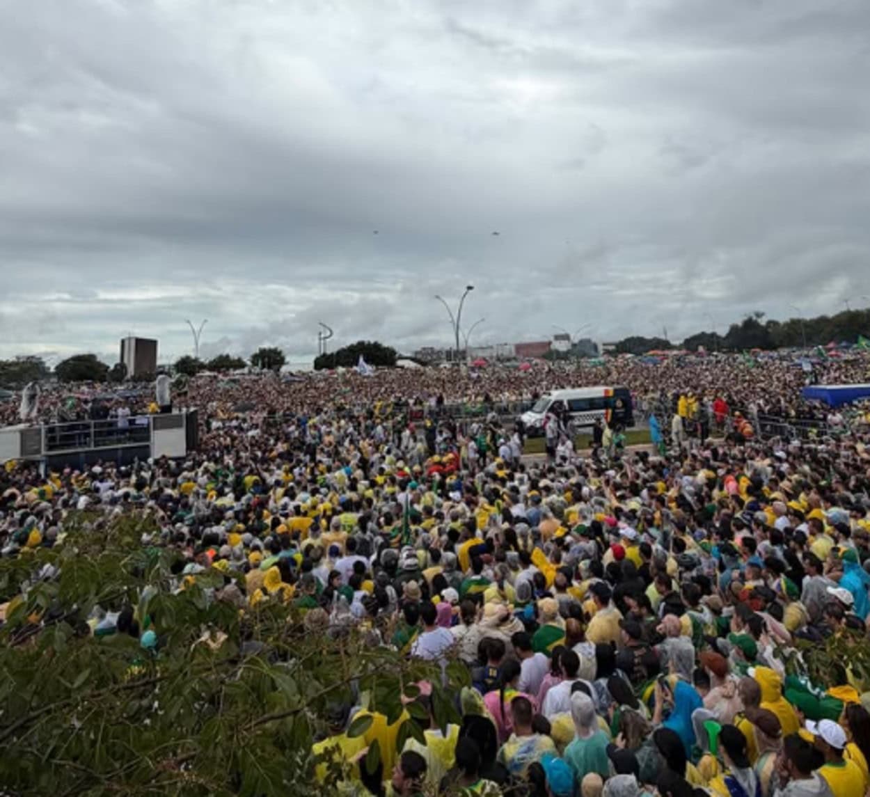 Milhares de apoiadores se reuniram para receber Nikolas Ferreira e sua comitiva; do alto de um carro de som, Nikolas Ferreira dirigiu críticas a Moraes