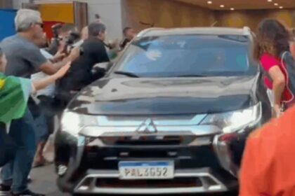 Bolsonaro recebe alta hospitalar e retorna à sede da Polícia Federal em Brasília