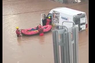 Homem é resgatado de bote após carro ficar ilhado em Diadema