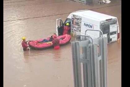 Homem é resgatado de bote após carro ficar ilhado em Diadema