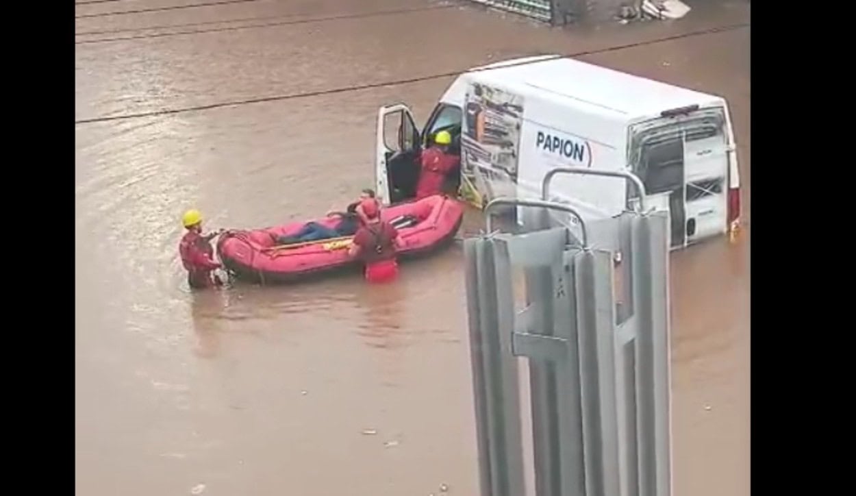 Homem é resgatado de bote após carro ficar ilhado em Diadema